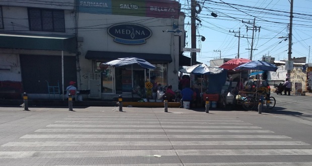 Por semana, Segom retira a siete ambulantes que invaden los bolardos