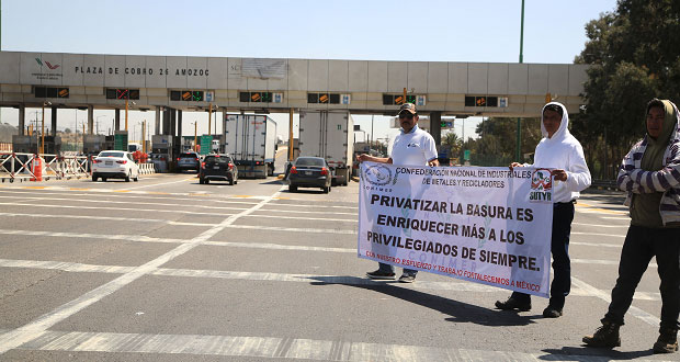 Por 3 horas, bloquean caseta de Amozoc por “privatización de reciclaje”