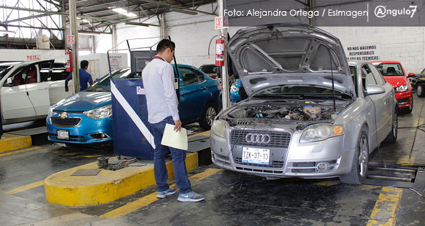 En Puebla, verifican 104 mil 83 vehículos en seis meses; sólo 26% de la meta