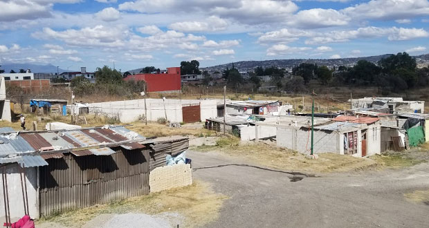 Vecinos de colonia antorchista exigen en CFE electrificar calles