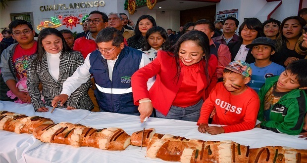 Lupita Daniel celebra a los Reyes con juguetes y partida de rosca