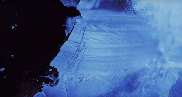 Enorme fragmento de hielo se desprende de un glaciar en la Antártida