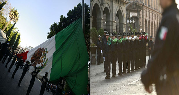 Con izamiento y honores, celebran Día de Bandera en el zócalo