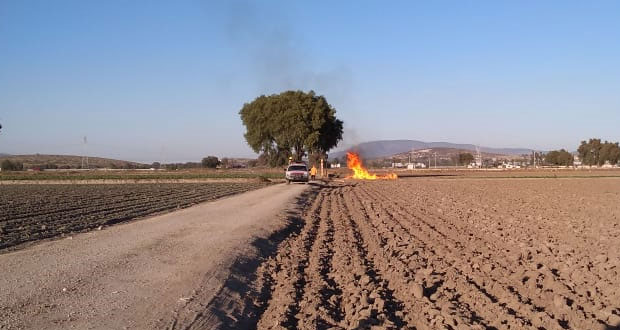Inducen incendio controlado para sellar toma clandestina en Tepeaca