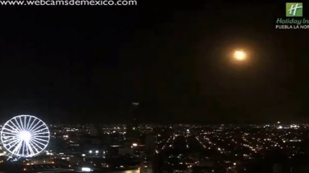 Meteorito ilumina el cielo de Puebla; se destruye en el aire
