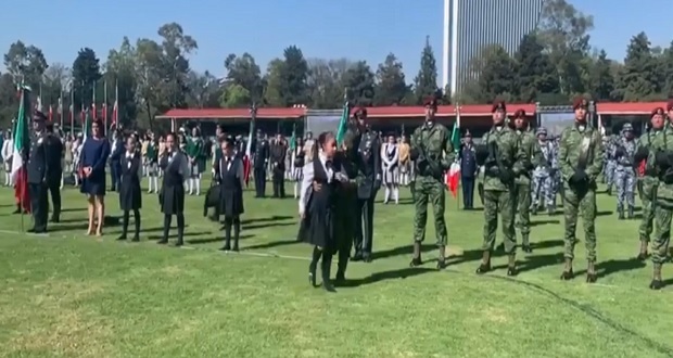 10 niños se desmayan en ceremonia de Día de la Bandera con AMLO
