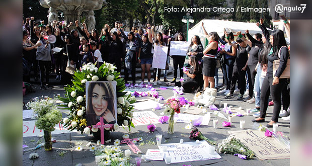 Con ofrenda en el zócalo, poblanas homenajean a Ingrid y claman justicia