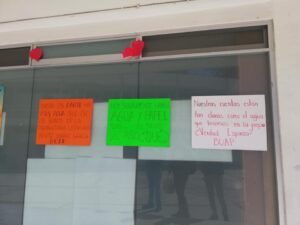 Esparza se burla y ofrece cubetas a alumnos que exigen agua en la prepa Benito