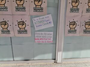 Esparza se burla y ofrece cubetas a alumnos que exigen agua en la prepa Benito