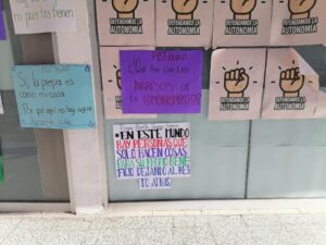 Esparza se burla y ofrece cubetas a alumnos que exigen agua en la prepa Benito
