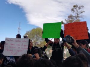 Esparza se burla y ofrece cubetas a alumnos que exigen agua en la prepa Benito
