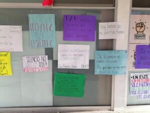 Esparza se burla y ofrece cubetas a alumnos que exigen agua en la prepa Benito