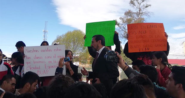 Esparza se burla y ofrece cubetas a alumnos que exigen agua en la prepa Benito