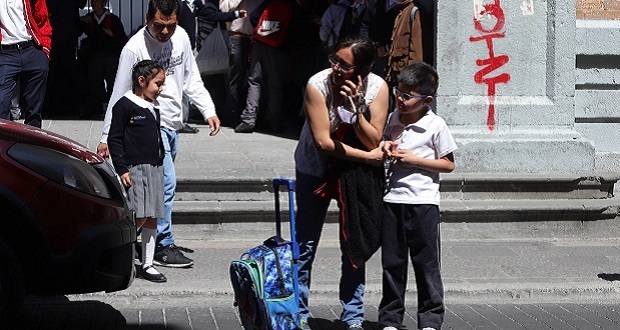 Profesores deberán resguardar a estudiantes ante retraso de padres: SEP