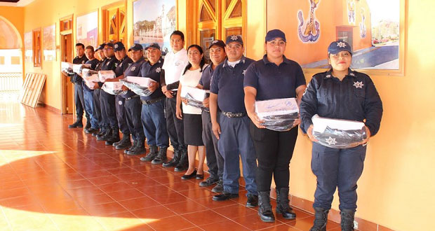 Uniforman a elementos de seguridad pública de Tecomatlán