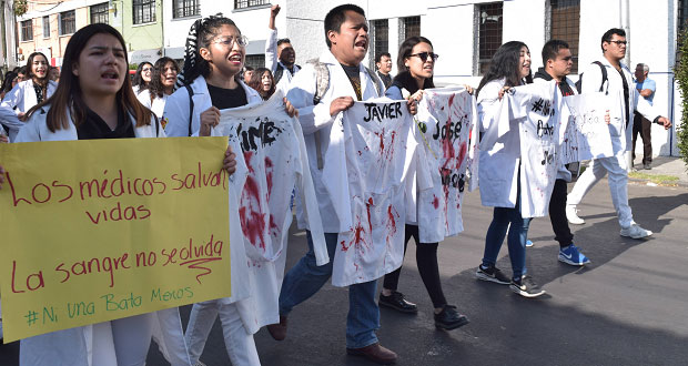 Hacen tendencia nacional #NiUnaBataMenos tras asesinatos en Puebla