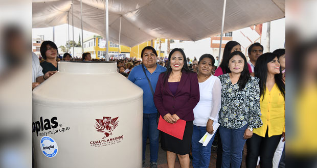Alcaldesa de Cuautlancingo entrega tinacos, pintura y demás apoyos