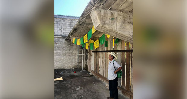 Apoyan con material a vecinos de Huauchinango para techar capilla