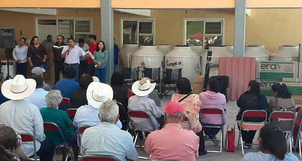 Atexcal apoya a familias con láminas, tinacos, calentadores y leche