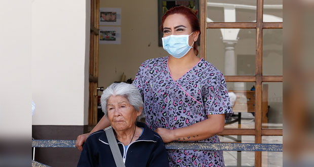 Con prótesis dental, DIF beneficia a persona adulta mayor