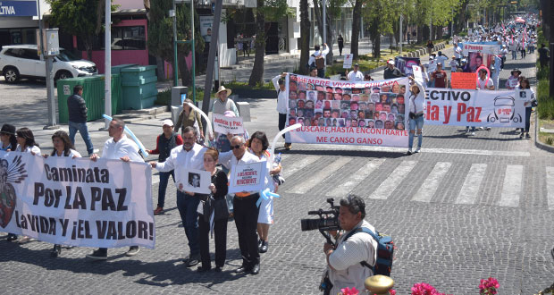 Los LeBarón encabezan marcha por la “Justicia y la Paz” en Puebla