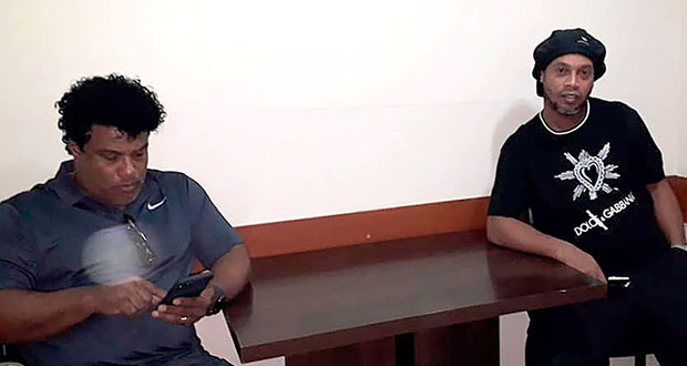 Ronaldinho es detenido en Paraguay por ingresar con pasaportes falsos