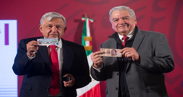 AMLO compra a Lotería Nacional el primer boleto de la rifa del avión.