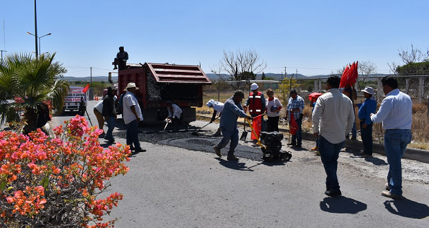  Edil antorchista da inicio a bacheo en carretera de Ixcaquixtla