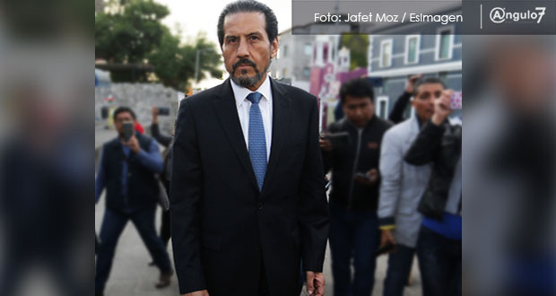 Docente de BUAP denuncia a Esparza por retención de salario tras criticarlo
