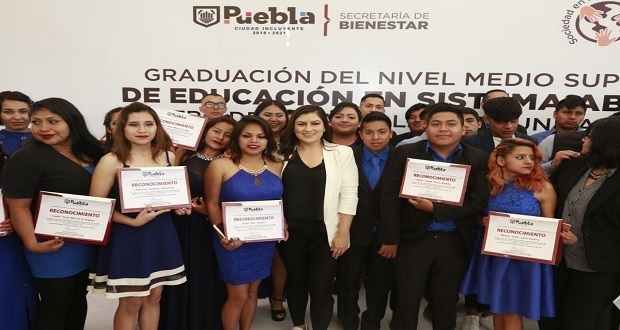 52 jóvenes se gradúan de Centros de Desarrollo Comunitarios