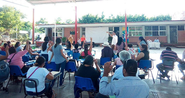 En Izúcar, maestros antorchistas instalan comités de salud
