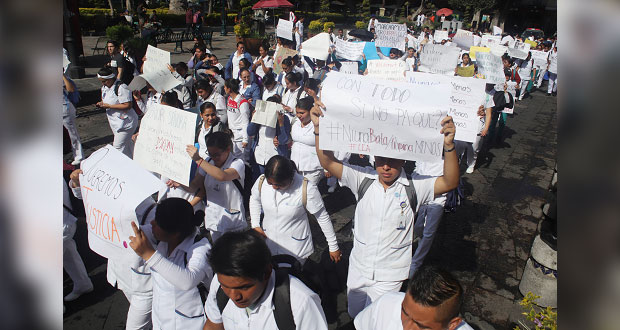 Por quinto día, alumnos de Medicina BUAP marchan y exigen seguridad