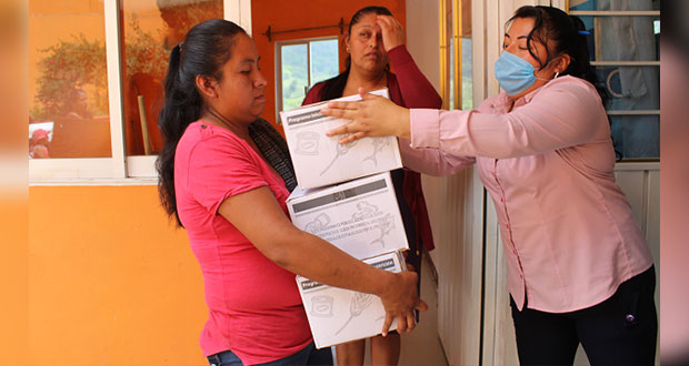 DIF municipal entrega despensas a mujeres en Huitzilan de Serdán