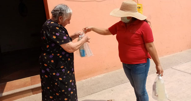 Entregan en Cañada Morelos gel, cloro y cubrebocas por Covid