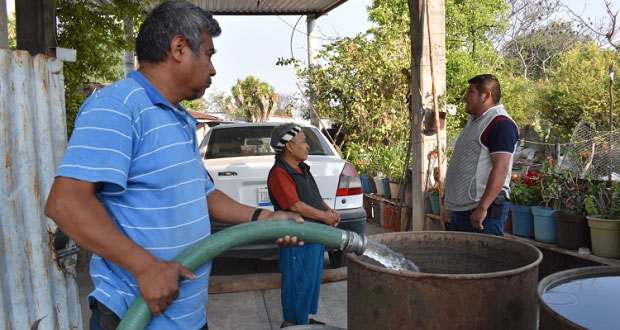 Llevan agua a barrios de Ixcaquixtla con pipas por deterioro en pozo