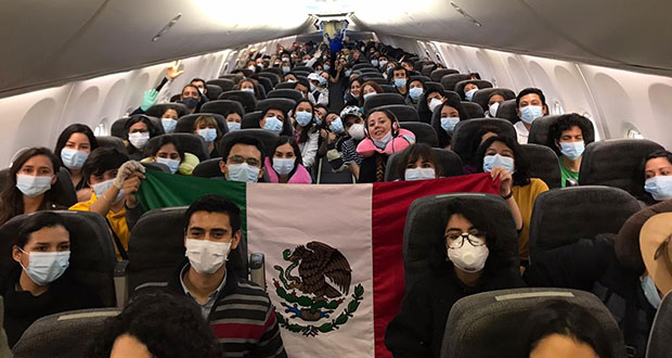 SRE repatria a 160 mexicanos varados en Argentina, Chile y Uruguay