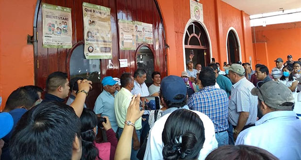 Vecinos toman la alcaldía de Ajalpan; acusan corrupción y nepotismo