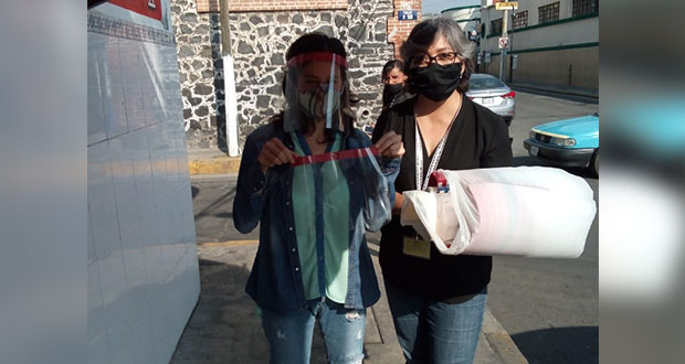 Activista fabrica y dona 100 caretas a médicos de Atlixco