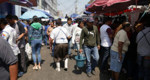 Sin medidas sanitarias, se aglutinan en mercado 5 de Mayo por cuaresma