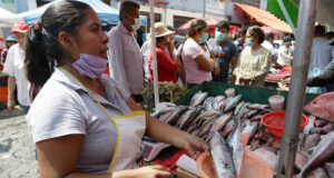 Sin medidas sanitarias, se aglutinan en mercado 5 de Mayo por cuaresma