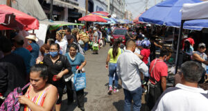Sin medidas sanitarias, se aglutinan en mercado 5 de Mayo por cuaresma