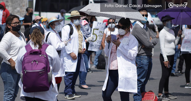 Exempleados del Seguro bloquean bulevar 5 de Mayo; piden laborar en Insabi