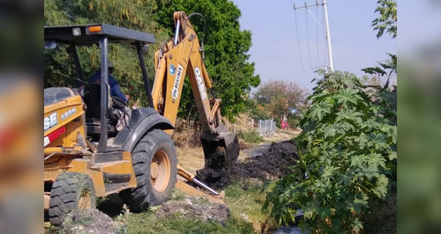 Habitantes limpian drenaje de colonia Antorcha Popular 1 en Izúcar