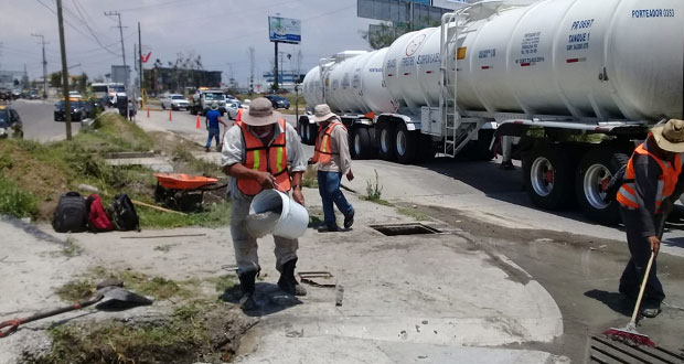 Limpian alcantarillas en la Atlixcáyotl y bulevar Niño Poblano