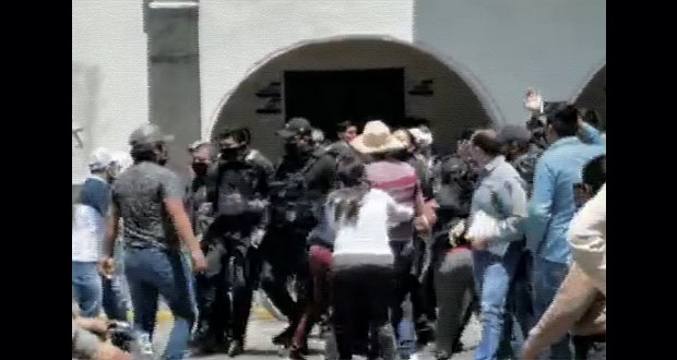 Policía de Huejotzingo detuvo ilegalmente a 3 antorchistas, acusan