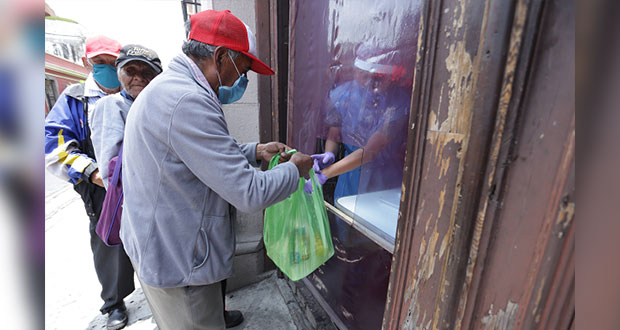 Restauranteros se solidarizan y regalan comida durante pandemia