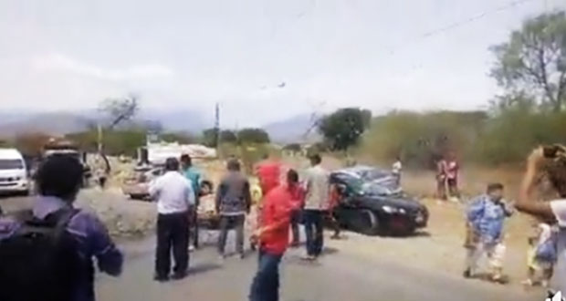 Vecinos de Coxcatlán toman carretera a Tehuacán; piden sacar al edil