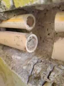 Acusan sarro en tuberías de Santa Catarina causado por Agua de Puebla