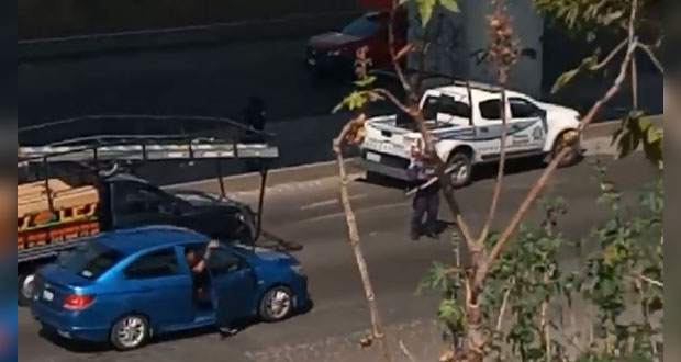 Mujer grita por ayuda en la México-Puebla y policía hace caso omiso