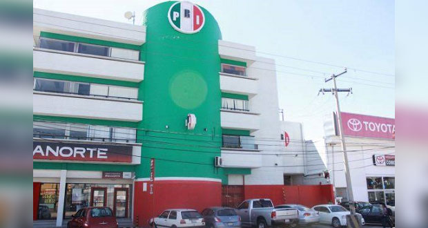 Edil de Tepeyahualco reparte despensas con su imagen; PRI acude al IEE